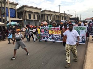 PROTESTERS BLOCK IWO ROAD, DEMAND SWIFT RESCUE OF ABDUCTED ORIIRE PUPILS, TEACHERS