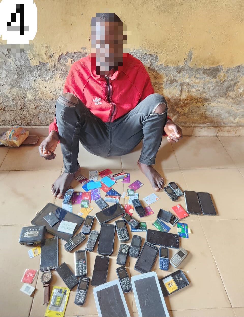 Ogun Police Arrest Suspected ₦2.5m Fraudster, Recover 25 ATM Cards, 25 Phones